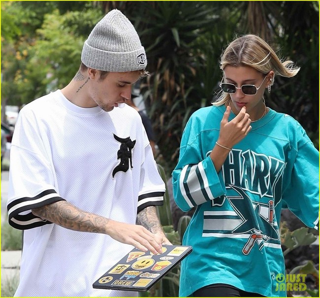 Giữa tâm bão tin đồn Selena kết hôn cùng tài tử 69 tuổi, “tình cũ” Justin Bieber lại có biểu hiện này bên vợ - Ảnh 3.