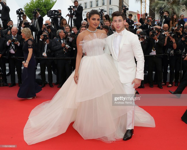 Thảm đỏ Cannes ngày thứ 5: Sao Hollywood đuối sức, dàn sao Hoa ngữ xúng xính váy áo khoe sắc, đáng chú ý nhất là người đàn ông này  - Ảnh 12.