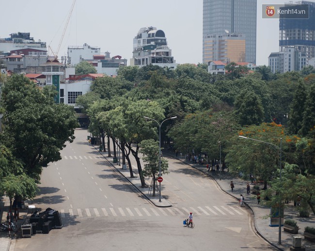 Mùng 1 Tết có là gì vì đường sá Hà Nội ngày nóng như “đổ lửa” còn vắng hơn nhiều - Ảnh 7.