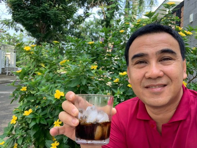 Ông xã Hồng Vân nhảy dựng lên bảo vệ Quyền Linh khi thấy bạn bị dư luận chỉ trích tới nỗi muốn giải nghệ - Ảnh 1. Ông xã Hồng Vân nhảy dựng lên bảo vệ Quyền Linh khi thấy bạn bị dư luận chỉ trích tới nỗi muốn giải nghệ - Ảnh 1.