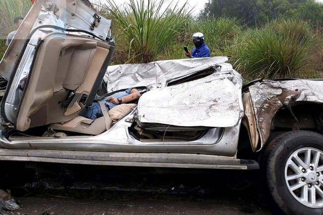 Nghệ An: Hai xe tải va chạm kinh hoàng, đầu xe nát bét khiến 1 tài xế tử vong tại chỗ - Ảnh 2.