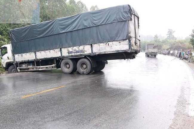 Nghệ An: Hai xe tải va chạm kinh hoàng, đầu xe nát bét khiến 1 tài xế tử vong tại chỗ - Ảnh 3.