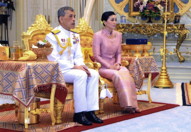 Tân Hoàng hậu Thái Lan bất ngờ gây thiện cảm với dân chúng nhờ một loạt khoảnh khắc đặc biệt chưa từng thấy trong lễ đăng quang của Quốc vương - Ảnh 1.