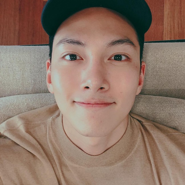 Ảnh triệu like của Ji Chang Wook hậu xuất ngũ: Gương kia ngự ở trên tường, ở đây ai để mặt mộc đẹp được như anh - Ảnh 1.