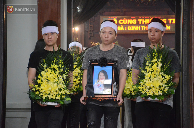 Xuân Bắc và nhiều nghệ sĩ nhà hát kịch Việt Nam bật khóc xót xa trong tang lễ đồng nghiệp vụ tai nạn hầm Kim Liên - Ảnh 20.