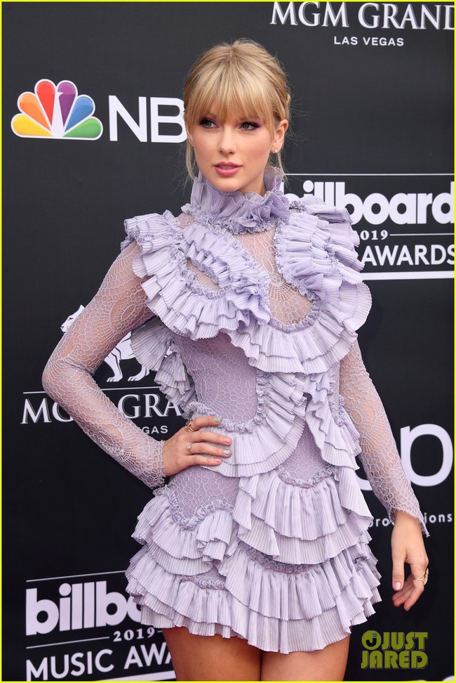 Thảm đỏ Billboard 2019: Rắn chúa Taylor Swift xứng danh nữ hoàng thảm đỏ, loạt sao vô danh làm lố khoe ngực, khoe thân  - Ảnh 1.