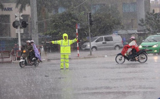 Thời tiết Hà Nội vẫn oi bức dù nhiệt độ đã giảm, người dân mong mỏi chờ mưa - Ảnh 1.