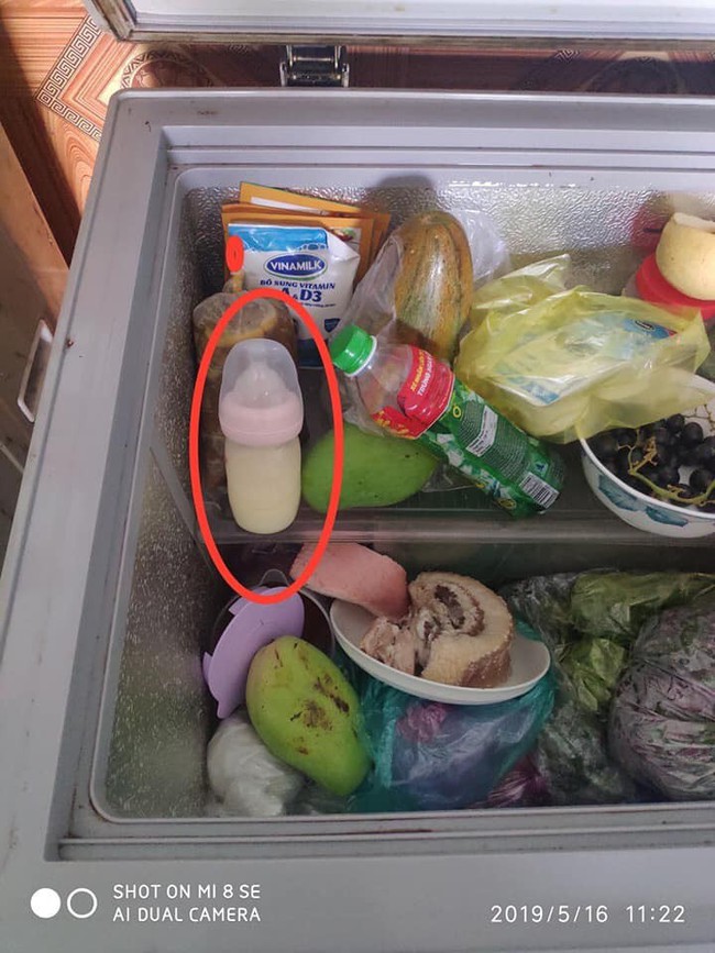 Nhìn chiếc tủ lạnh với bình sữa của con nằm bơ vơ giữa bốn bề đồ ăn, nhiều người đoán ngay tính cách người mẹ  - Ảnh 1.