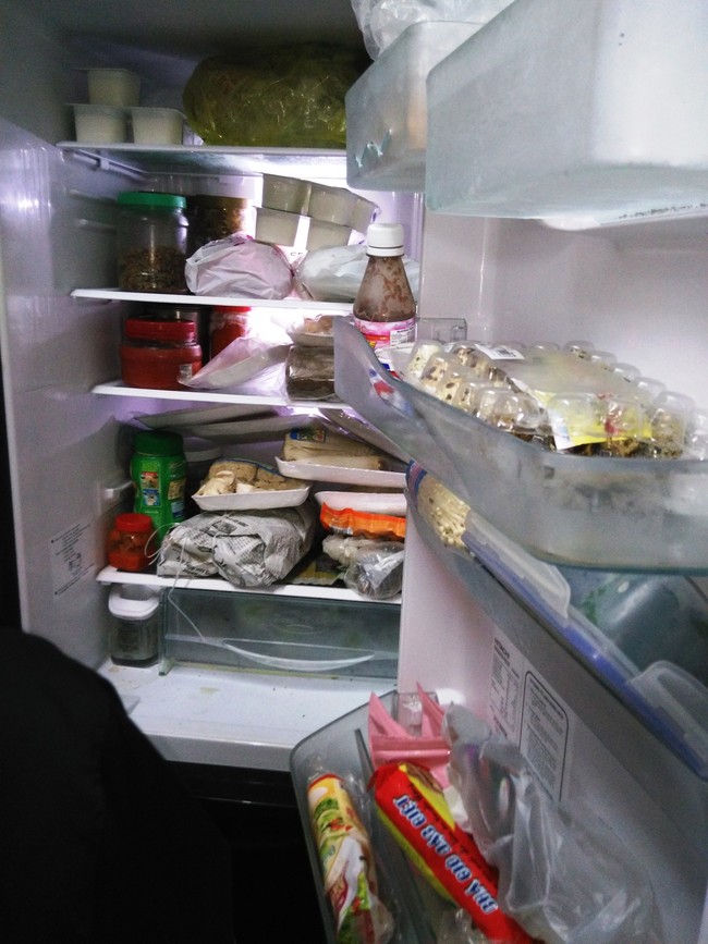 Nhìn chiếc tủ lạnh với bình sữa của con nằm bơ vơ giữa bốn bề đồ ăn, nhiều người đoán ngay tính cách người mẹ  - Ảnh 3.
