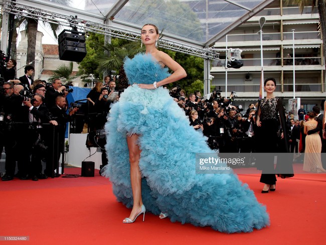 Thảm đỏ Cannes ngày thứ 6: Hoa hậu đẹp nhất thế giới xuất hiện cực nổi bật cũng không gây bão bằng màn vỗ mông của hai siêu mẫu - Ảnh 11.