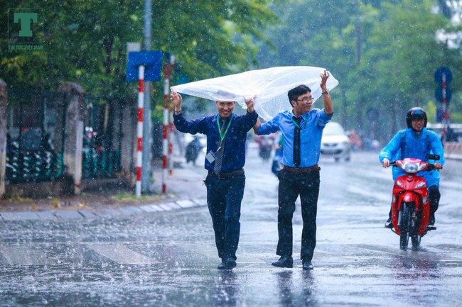 Nền nhiệt giảm nhanh 5 - 7 độ, miền Bắc đón “mưa vàng” giải nhiệt sau nắng gắt - Ảnh 1.