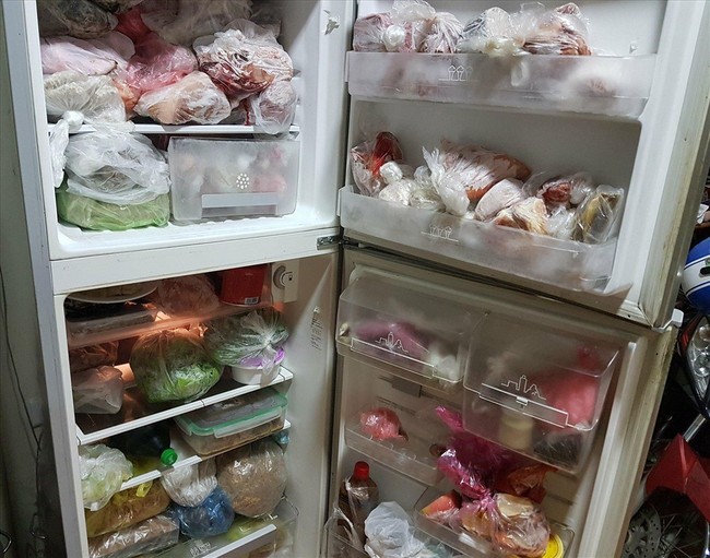 Nhìn chiếc tủ lạnh với bình sữa của con nằm bơ vơ giữa bốn bề đồ ăn, nhiều người đoán ngay tính cách người mẹ  - Ảnh 4.