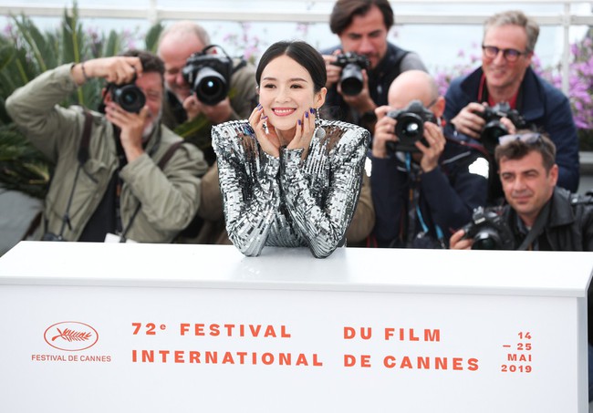 Chương Tử Di khoe ngực đầy eo thon tại Cannes, điều khiến ai cũng ngỡ ngàng chính là phản ứng của phóng viên quốc tế  - Ảnh 6.