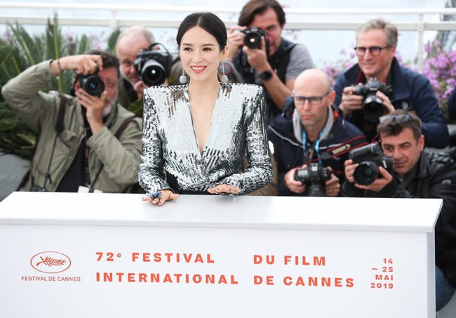 Chương Tử Di khoe ngực đầy eo thon tại Cannes, điều khiến ai cũng ngỡ ngàng chính là phản ứng của phóng viên quốc tế  - Ảnh 7.