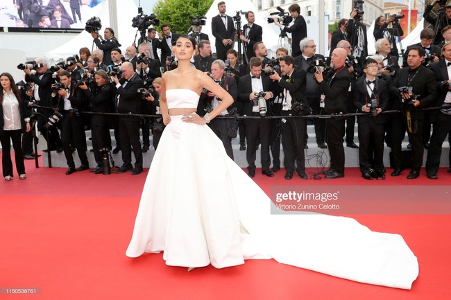 Hoa hậu đẹp nhất thế giới khoác cả chăn lông lên thảm đỏ Cannes 2019 vẫn bị Chương Tử Di ăn mặc kín đáo, đơn giản lấn át - Ảnh 19.