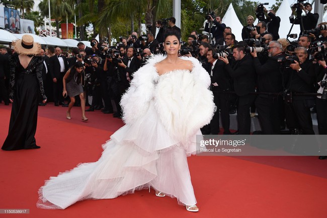 Hoa hậu đẹp nhất thế giới khoác cả chăn lông lên thảm đỏ Cannes 2019 vẫn bị Chương Tử Di ăn mặc kín đáo, đơn giản lấn át - Ảnh 18.