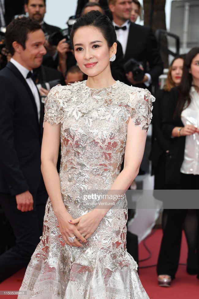 Không cần diện váy hở trên xẻ dưới, Chương Tử Di bước trên thảm đỏ Cannes được netizen khen nức nở: Thế này mới xứng đáng là mỹ nhân Trung Quốc  - Ảnh 1.