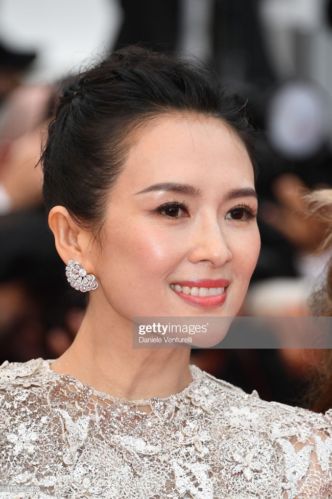 Không cần diện váy hở trên xẻ dưới, Chương Tử Di bước trên thảm đỏ Cannes được netizen khen nức nở: Thế này mới xứng đáng là mỹ nhân Trung Quốc  - Ảnh 2.