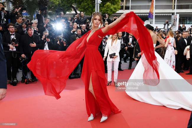Hoa hậu đẹp nhất thế giới khoác cả chăn lông lên thảm đỏ Cannes 2019 vẫn bị Chương Tử Di ăn mặc kín đáo, đơn giản lấn át - Ảnh 5.