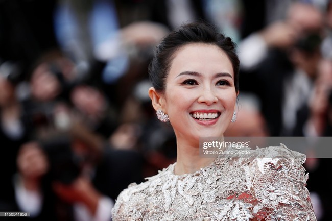 Hoa hậu đẹp nhất thế giới khoác cả chăn lông lên thảm đỏ Cannes 2019 vẫn bị Chương Tử Di ăn mặc kín đáo, đơn giản lấn át - Ảnh 1.