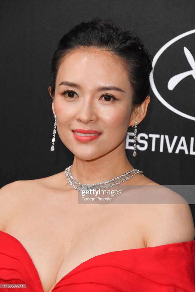 Chương Tử Di chơi lớn, diện váy xẻ ngực khoe vòng 1 đẫy đà trong sự kiện bên lề Cannes 2019  - Ảnh 7.