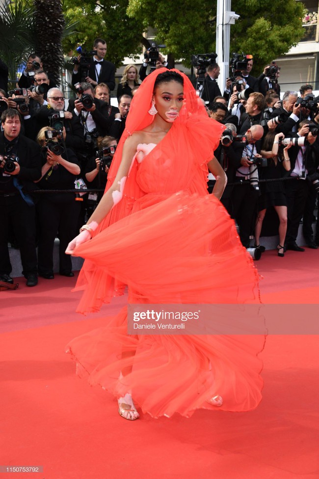 Thảm đỏ Cannes ngày thứ 8: Quý tử nhà David Beckham bảnh trai bên bạn gái xinh đẹp, tiên nữ Elle Fanning lại chiếm spotlight nhờ bộ váy quý tộc  - Ảnh 27.