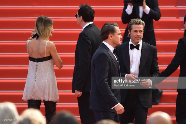Brad Pitt và Leonardo trên thảm đỏ Cannes: Thời gian dẫu lấy đi cặp mỹ nam tuổi đôi mươi nhưng vẫn giữ lại cho ta hai gã lãng tử bậc nhất Hollywood - Ảnh 18.