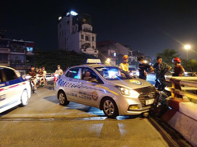 Hà Nội: Nam tài xế ngủ gật, xe taxi đâm vào thành cầu Chương Dương - Ảnh 2.
