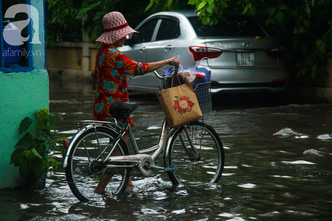 Mưa lớn từ chiều đến tối, người Sài Gòn ngán ngẩm cảnh ngập nước, kẹt xe trên đường về nhà - Ảnh 9.