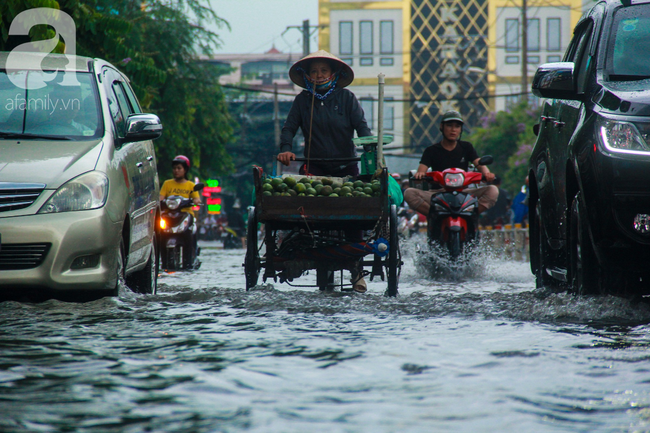 Mưa lớn từ chiều đến tối, người Sài Gòn ngán ngẩm cảnh ngập nước, kẹt xe trên đường về nhà - Ảnh 10.