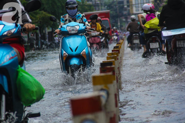 Mưa lớn từ chiều đến tối, người Sài Gòn ngán ngẩm cảnh ngập nước, kẹt xe trên đường về nhà - Ảnh 11.