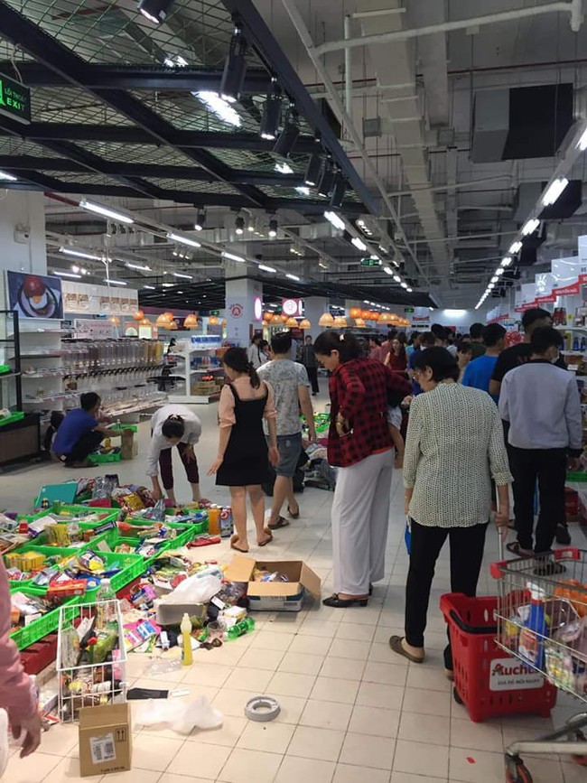 Siêu thị Auchan tháo khoán, người dân chen nhau mua sắm, uống nước, cắn dở cả trái cây rồi bỏ lại tại quầy - Ảnh 2.