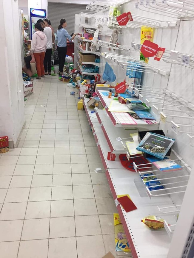 Siêu thị Auchan tháo khoán, người dân chen nhau mua sắm, uống nước, cắn dở cả trái cây rồi bỏ lại tại quầy - Ảnh 1.