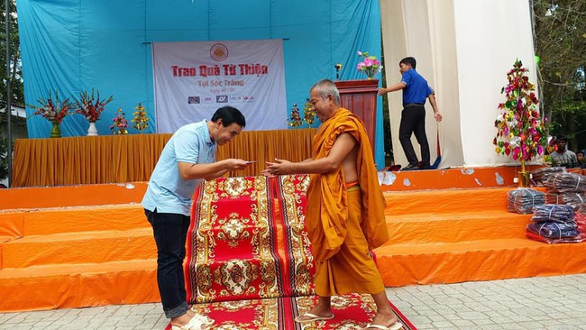 Quyền Linh lần đầu chia sẻ sau tuyên bố giải nghệ làm nhiều người nhói lòng: Linh luôn cúi đầu trước tất cả mọi người - Ảnh 3.