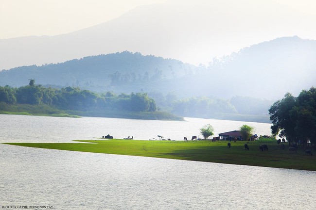 Cách Hà Nội chỉ 40km, đây là địa điểm xanh mát cho gia đình cùng nhau đi trốn dịp cuối tuần - Ảnh 1.