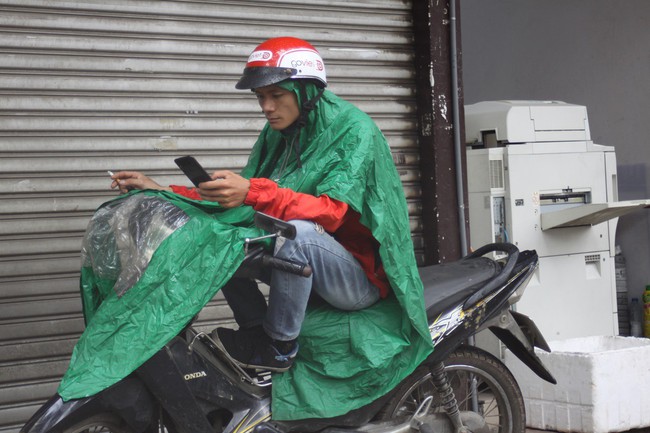 Ch&ugrave;m ảnh: H&agrave; Nội chớm lạnh, buổi s&aacute;ng người d&acirc;n mặc &aacute;o kho&aacute;c, đội mưa đi l&agrave;m - Ảnh 5.