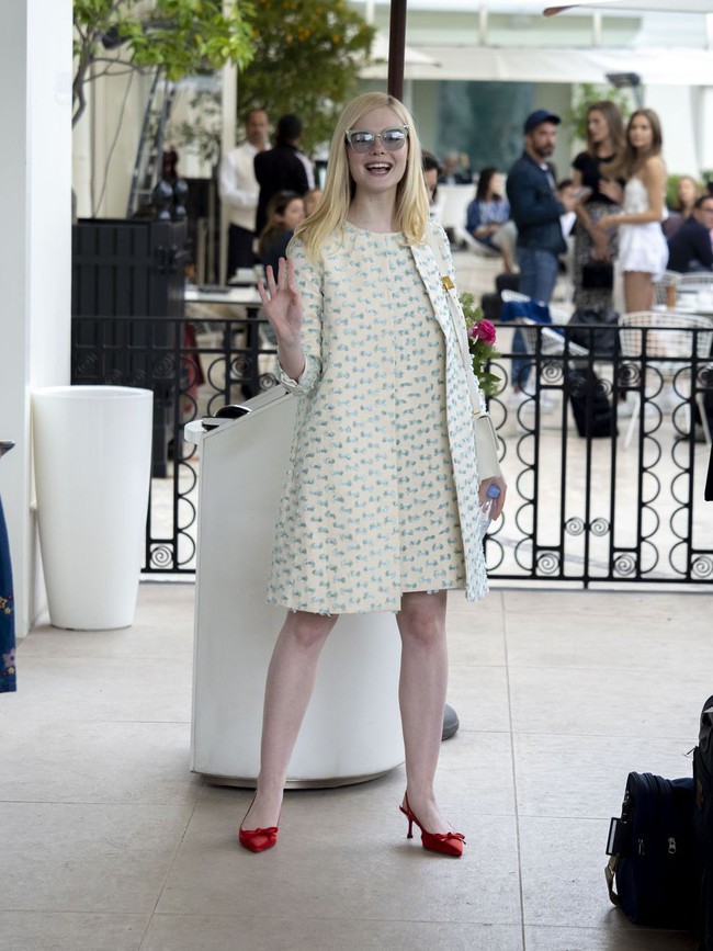 Elle Fanning tiết lộ bị ngất xỉu khi xiết mình trong chiếc váy của Prada, sự việc chính là lời cảnh tỉnh cho nhiều chị em! - Ảnh 12.