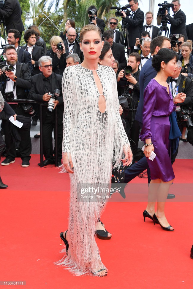 Thảm đỏ Cannes ngày thứ 8: Quý tử nhà David Beckham bảnh trai bên bạn gái xinh đẹp, tiên nữ Elle Fanning lại chiếm spotlight nhờ bộ váy quý tộc  - Ảnh 16.