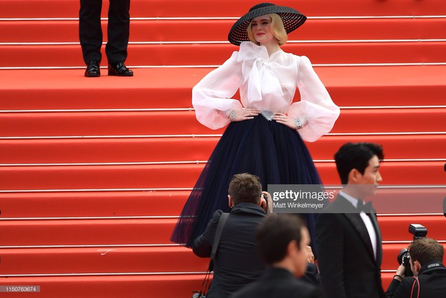 Thảm đỏ Cannes ngày thứ 8: Quý tử nhà David Beckham bảnh trai bên bạn gái xinh đẹp, tiên nữ Elle Fanning lại chiếm spotlight nhờ bộ váy quý tộc  - Ảnh 4.