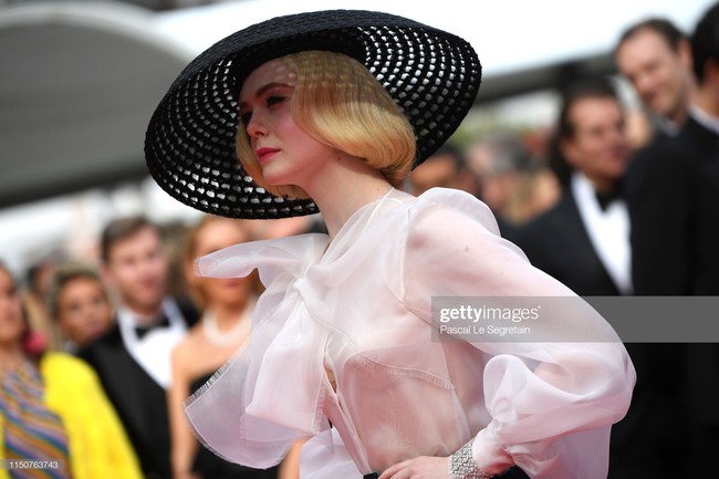 Thảm đỏ Cannes ngày thứ 8: Quý tử nhà David Beckham bảnh trai bên bạn gái xinh đẹp, tiên nữ Elle Fanning lại chiếm spotlight nhờ bộ váy quý tộc  - Ảnh 6.