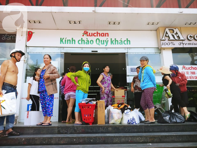 Chùm ảnh: Siêu thị Auchan vỡ trận, các gia đình đội nắng chưa kịp mua hàng đã bị mời ra ngoài - Ảnh 9.