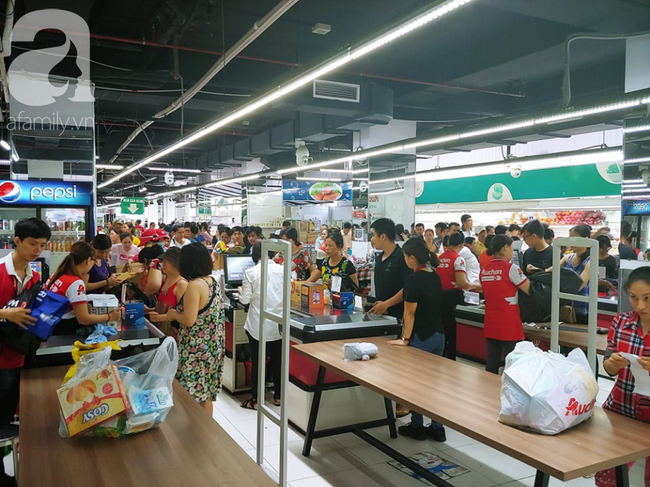Chùm ảnh: Siêu thị Auchan vỡ trận, các gia đình đội nắng chưa kịp mua hàng đã bị mời ra ngoài - Ảnh 5.