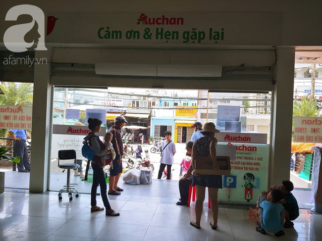 Chùm ảnh: Siêu thị Auchan vỡ trận, các gia đình đội nắng chưa kịp mua hàng đã bị mời ra ngoài - Ảnh 15.