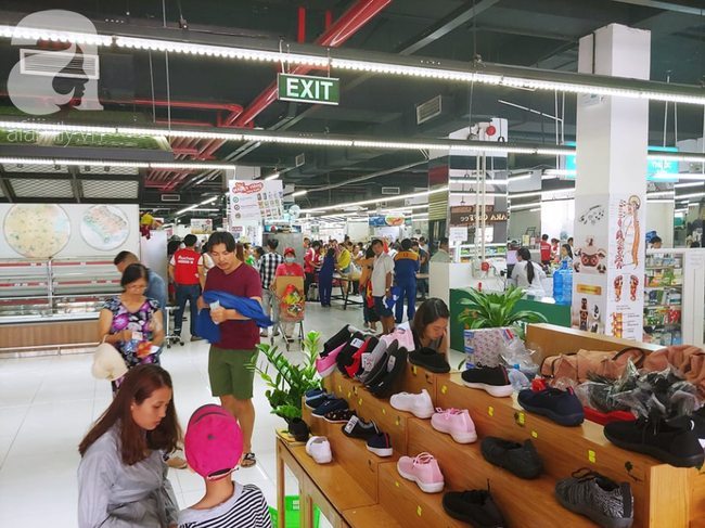 Chùm ảnh: Siêu thị Auchan vỡ trận, các gia đình đội nắng chưa kịp mua hàng đã bị mời ra ngoài - Ảnh 12.