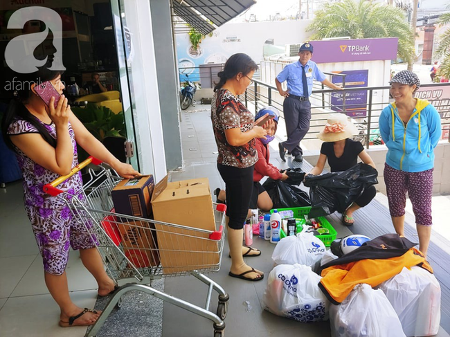 Chùm ảnh: Siêu thị Auchan vỡ trận, các gia đình đội nắng chưa kịp mua hàng đã bị mời ra ngoài - Ảnh 17.