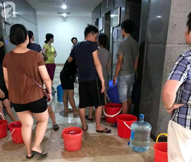 Hà Nội: Gần 10.000 cư dân bức xúc khi phải chờ đợi xách từng xô nước trong 3 ngày liên tiếp   - Ảnh 8.
