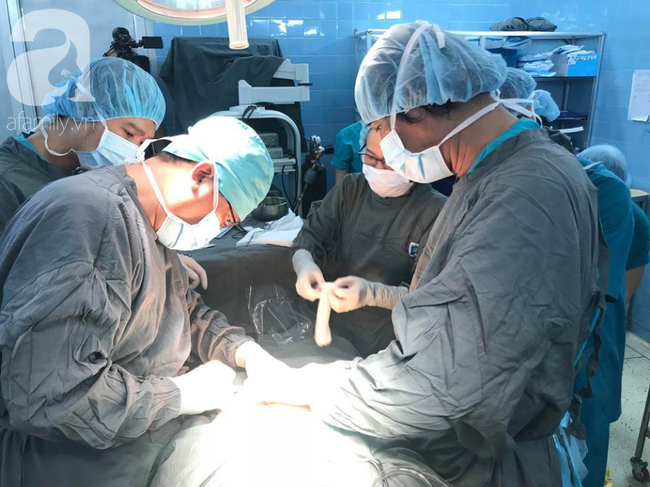Thấy ra huyết âm đạo bất thường nhưng không đi khám ngay, người phụ nữ suy sụp khi phát hiện ung thư buồng trứng giai đoạn 3 - Ảnh 5. Thấy ra huyết âm đạo bất thường nhưng không đi khám ngay, người phụ nữ suy sụp khi phát hiện ung thư buồng trứng giai đoạn 3 - Ảnh 5.