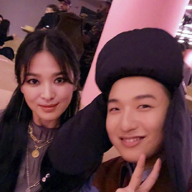 Đây hẳn là kiểu tóc thù truyền kiếp của Song Hye Kyo vì cứ để là lại bị chê già đau đớn - Ảnh 1. Đây hẳn là kiểu tóc thù truyền kiếp của Song Hye Kyo vì cứ để là lại bị chê già đau đớn - Ảnh 1.
