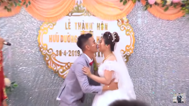 Youtuber Phương Hữu Dưỡng bất ngờ theo vợ bỏ cuộc chơi, đi Lexus đón dâu, mời cả Chu Bin nhưng danh tính cô dâu mới là điều bất ngờ - Ảnh 4.