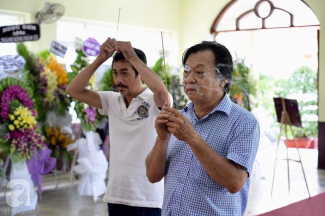 Phi Nhung, Việt Hương, Minh Nhí nghẹn ngào, lặng người trước linh cữu cố nghệ sĩ Lê Bình trong ngày viếng cuối cùng  - Ảnh 6.